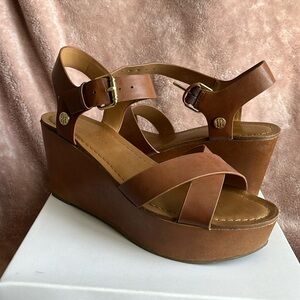 Tommy Hilfiger Wilo Wedge Tan Sandal